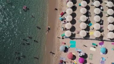 İtalya 'nın yaz mevsiminde Cavoli Sahili, Elba Adası' nın havadan inanılmaz manzarası.