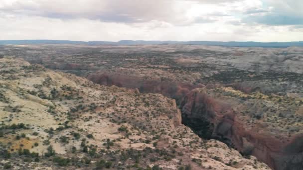 Вид с воздуха на красивую дорогу через каньон — стоковое видео