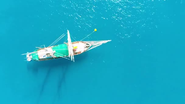 Segelschiff segelt in einem wunderschönen kristallklaren Meer, Luftaufnahme von der Drohne — Stockvideo