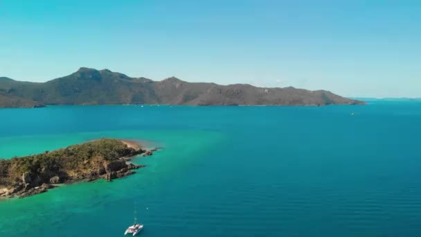 Park WhitSunday Islands, Queensland, Austrálie. Letecký pohled na krásné moře z trubce — Stock video