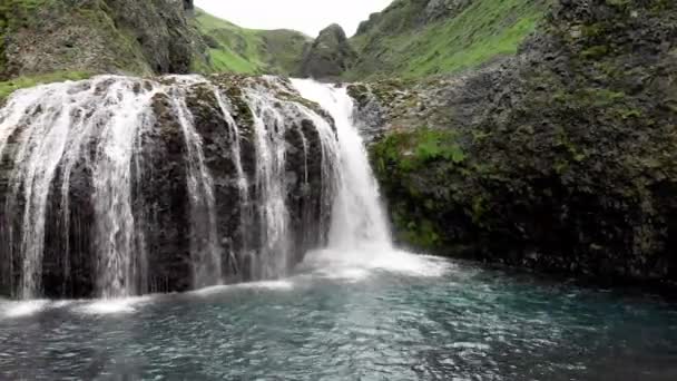 Stjornarfoss Cascadas en temporada de verano, vista aérea increíble — Vídeos de Stock