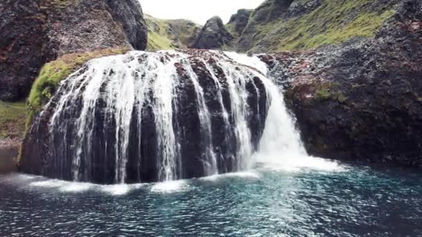 Stjornarfoss, Island. Krásný letecký výhled na vodopády v letní sezóně — Stock video