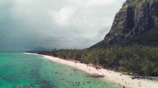 Mauricio, África. Vista panorámica del aire desde la playa de Le Morne — Vídeo de stock