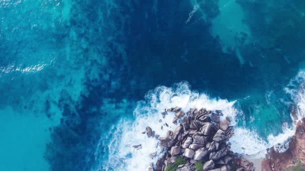 Küste als Hintergrund, Luftaufnahme. Türkisfarbener Wasserhintergrund von oben. Sommerliche Meereslandschaft aus der Luft — Stockvideo