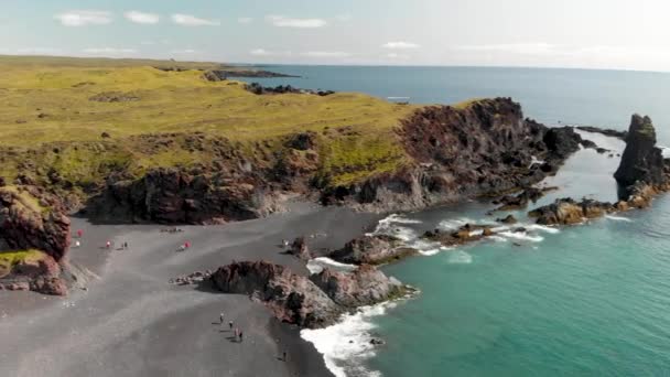 여름 시즌에는 아이슬란드의 해안선에 위치한다. 드론을 통해 공중에서 본 비행 물체 — 비디오
