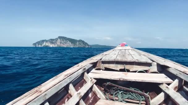 Barco de cola larga visitando las islas Tailandia — Vídeo de stock