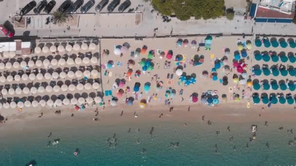 Légi kilátás bélelt strand esernyők a trópusi strandon — Stock videók