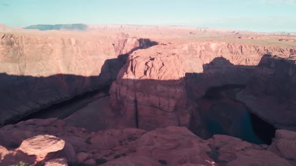 Vista aerea di bella curva a ferro di cavallo nel pomeriggio di sole, Page, Arizona — Video Stock