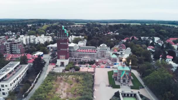 Darmstadt Orthodoxe Kerk in het zomerseizoen, Duitsland. Uitzicht vanaf drone — Stockvideo