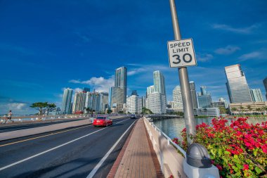 Miami, Florida - 31 Mart 2018 Brickell Key Köprüsü 'nden görüldüğü üzere Miami şehir merkezi sabah silueti