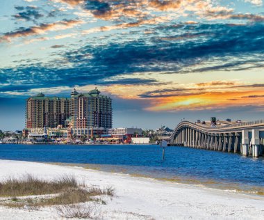 Destin Köprüsü ve şehir otelleri. Gün batımının altında kış gökyüzü, Florida.