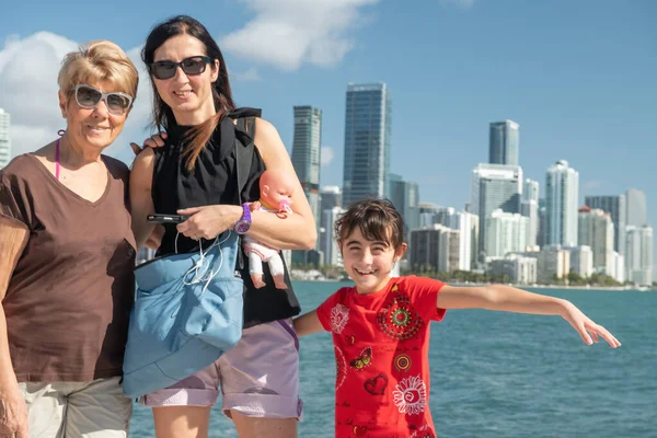 Drei Generationen Von Frauen Urlaub Junges Mädchen Mit Mutter Und — Stockfoto