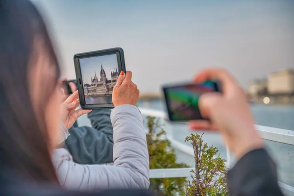 Tourists Taking Pictures Budapest Parliament Sunset — Stockfoto