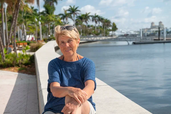 Batı Palm Beach Gezinti Güvertesinde Mutlu Ayakta Duran Yaşlı Kadın — Stok fotoğraf