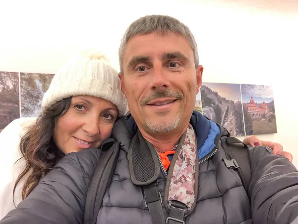 Feliz Pareja Caucásica Tomando Selfies Durante Recorrido Por Ciudad — Foto de Stock