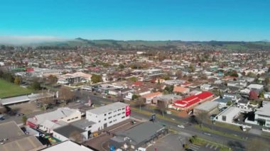 ROTORUA, NEW ZEALAND - 5 Eylül 2018: Geri sayım süpermarketinin ve araba parkının hava görüntüsü