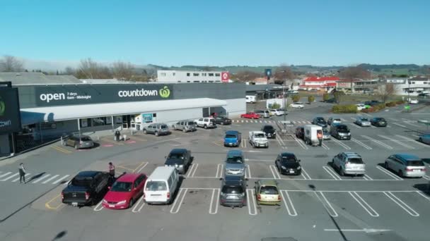 ROTORUA, NEW ZEALAND - 5 Eylül 2018: Geri sayım süpermarketinin ve araba parkının hava görüntüsü — Stok video