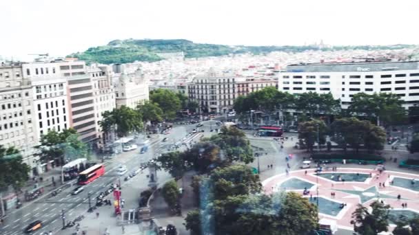 BARCELONA - 11 DE MAYO DE 2018: Turistas en la Plaza de Cataluña, vista aérea de la plaza y el parque de la ciudad — Vídeos de Stock