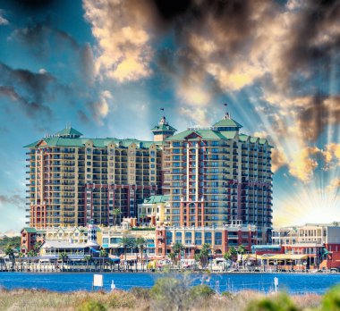 Destin Skyline ve günbatımında binalar, Florida