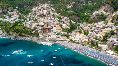 Güzel bir yaz gününde Positano Sahili 'nin havadan manzarası.