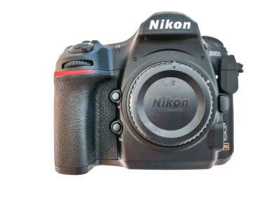 Miami, Florida - 27 Mart 2018: Üst düzey dslr kameranın yeni modeli Nikon D850, beyaz arka planda ön görünüm