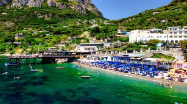 SORRENTO, İtalya - 26 Haziran 2021: Sorrento, Amalfi Sahili yakınlarındaki Marina del Cantone Sahili 'nin inanılmaz hava manzarası