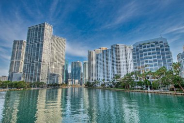 Miami şehir merkezinde, Brickell Key Köprüsü 'nden gökyüzü görünüyor.