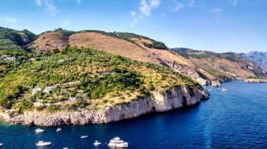 Yaz mevsiminde Amalfi Sahili 'nin inanılmaz hava manzarası