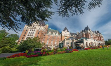 Victoria, Kanada - 14 Ağustos 2017: Güneşli bir günde Fairmont İmparatoriçe Oteli