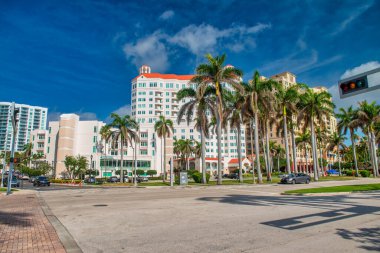 Batı Palm Beach, Florida - 11 Nisan 2018 Güneşli bir günde şehir gölü boyunca şehir binaları ve palmiyeleri