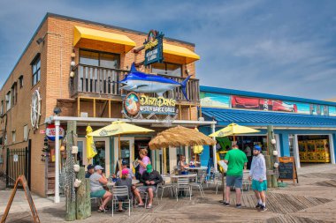 Myrtle Sahili, Güney Carolina - 4 Nisan 2018: güneşli bir bahar gününde sahil ve şehir binaları boyunca gezinti