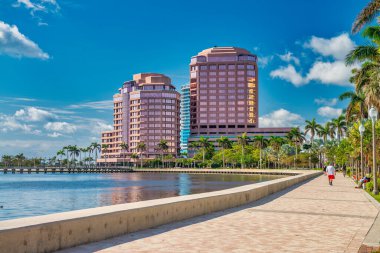 Batı Palm Beach, Florida - 11 Nisan 2018 Güneşli bir günde şehir gölü boyunca gezinti
