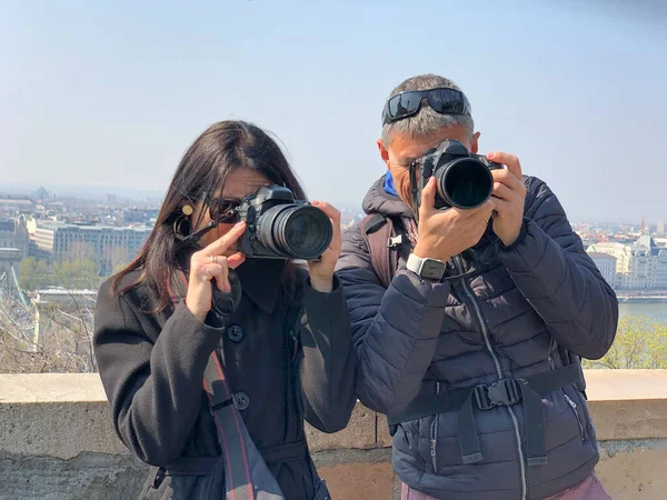 Caucasian Couple Use Dslr Cameras Take Pictures City Skyline — Stock fotografie