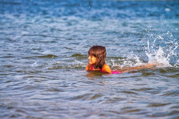 Young Girl Relaxing Swimming Cold Lake Water Mountain Scenario — 스톡 사진