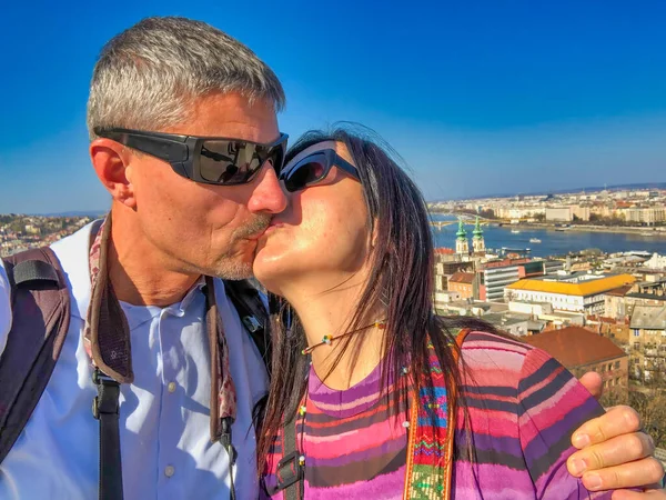 Caucasian Couple Kissing Taking Selfies City Tour — Fotografia de Stock