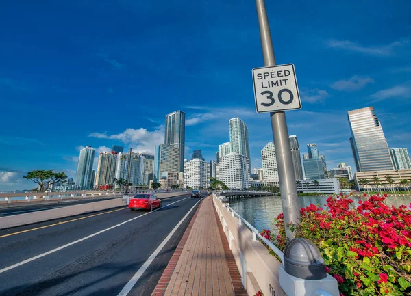 Miami Şehir Merkezinde Brickell Key Köprüsü Nden Gökyüzü Görünüyor — Stok fotoğraf