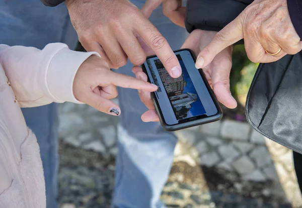 Searching City Landmark Outdoor Fingers Many People Touching Smartphone Screen — Stock Photo, Image