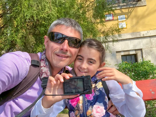Caucasian Man Taking Pictures Selfies Outdoor Together His Daughter — Foto de Stock
