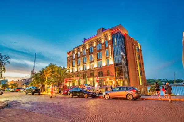 Savannah Gruzja Kwietnia 2018 Widok Nocny Budynków Miejskich Wzdłuż Kanału — Zdjęcie stockowe