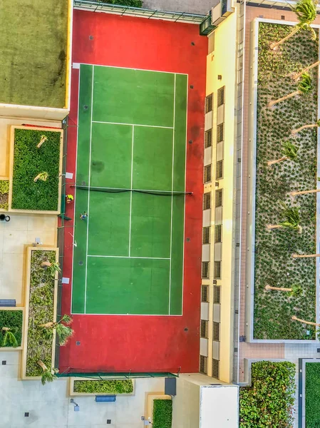 Verticaal Bovenaanzicht Van Een Tennisveld Met Spelers — Stockfoto