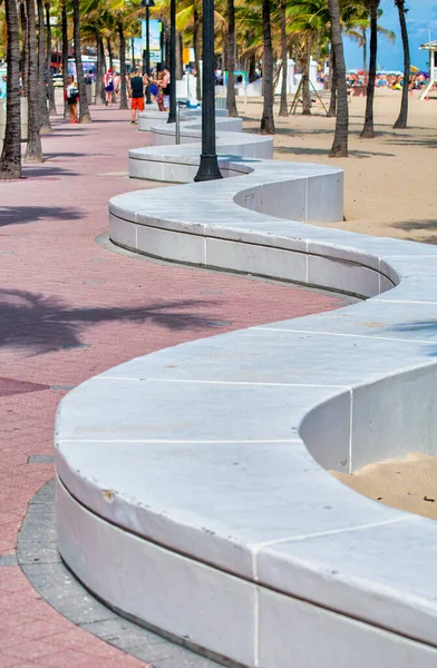 Promenade Sur Plage Bord Mer Avec Palmiers Par Une Journée — Photo