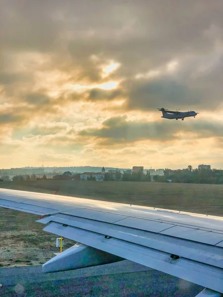 Samolot Lądujący Widziany Odlatującego Samolotu — Zdjęcie stockowe