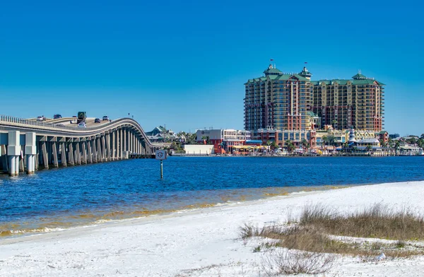 Destin Florida Lutego 2016 Bridge Destin Hotele Miejskie Pod Błękitnym — Zdjęcie stockowe
