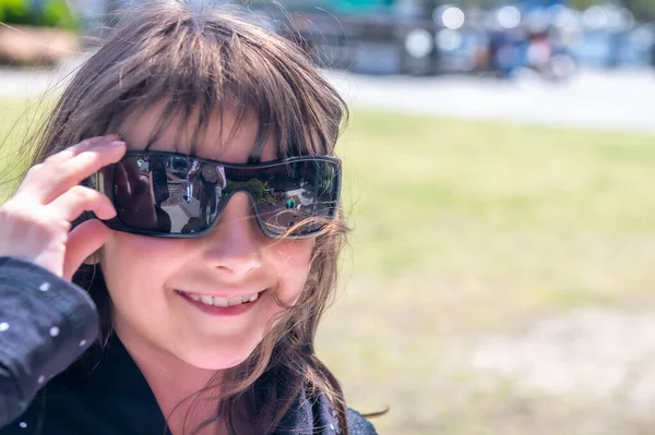 Chica Joven Con Gafas Sol Aire Libre Vacaciones — Foto de Stock