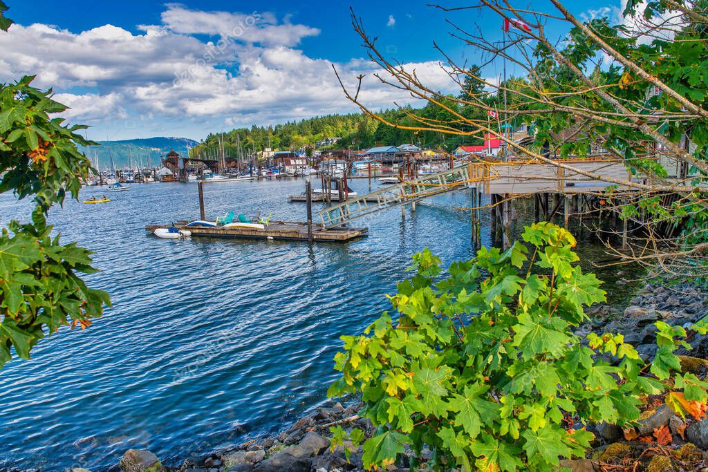 Cowichan Bay barcos y casas de madera en un hermoso día de verano, Isla
