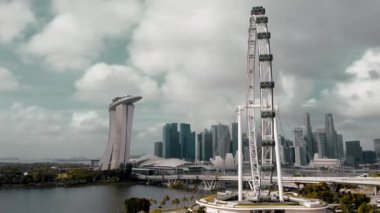 ŞARKI - 2 Ocak 2020 Singapur feribot tekerindeki havadan siluet. İHA 'dan gökdelenler görünümü