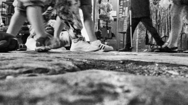 Geceleri kaldırımda yürüyen insanlar, bacak ayrıntıları, yer manzarası.