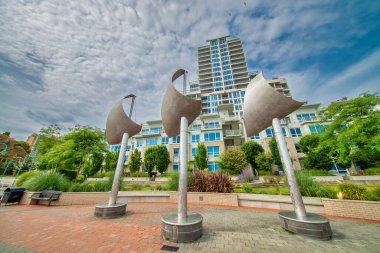 Nanaimo şehir binaları güzel bir yaz günü, Britanya Kolumbiyası - Kanada