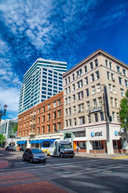 PORTLAND, OR - 18 Ağustos 2017: Mavi gökyüzüne karşı modern şehir binaları