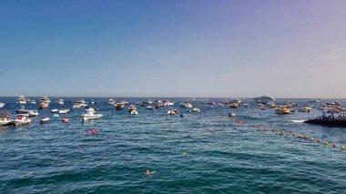 Kıyı şeridi boyunca tekneler, hava manzarası